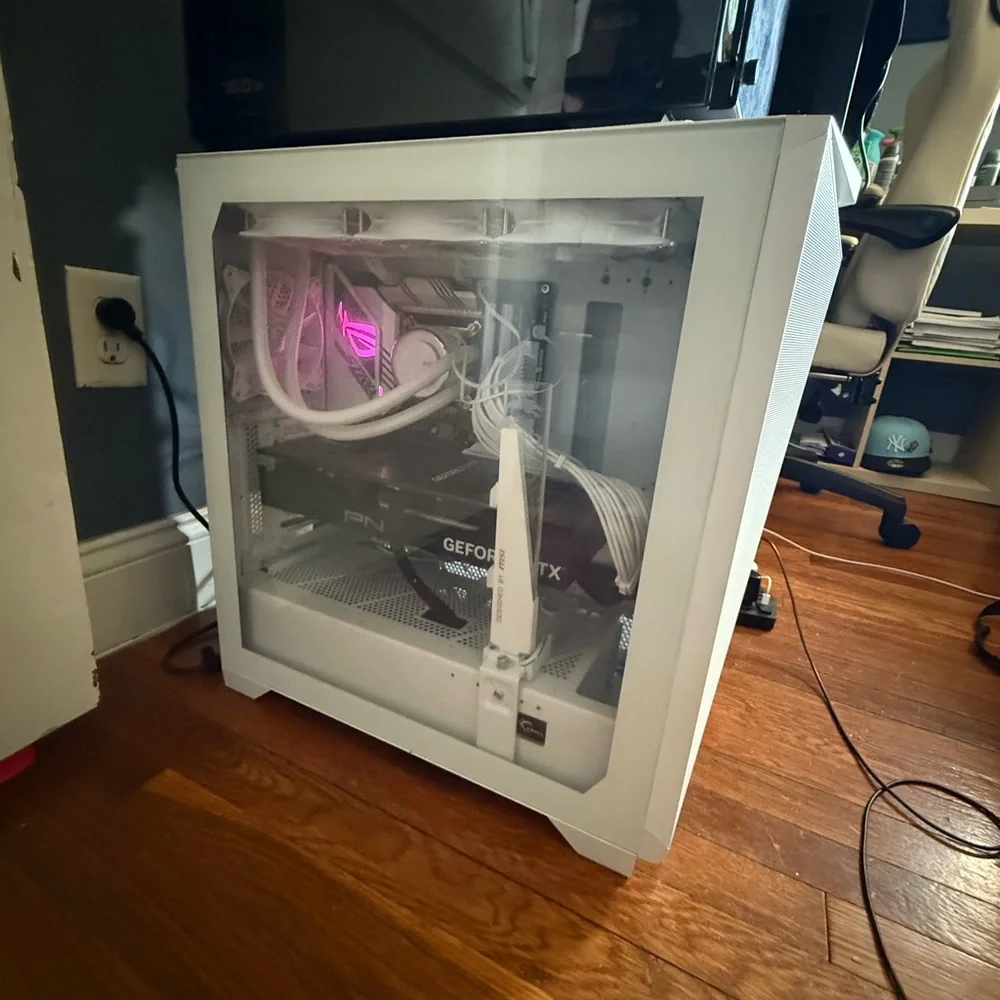 ASUS White Graphics Card for High-Performance Computing - Picture 3 of 4